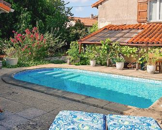 1 Bed Cottage - Sleeps 2 - Pool - Parking - Wifi - Champniers - Pool
