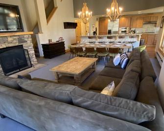 Spacious Kirkwood luxury condo with mountain and meadow views on mountain side - Kirkwood - Living room
