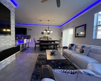 Cozy 3-bedroom townhome inHomestead , near Keys, with AC, full kitchen , WiFi - Homestead - Living room
