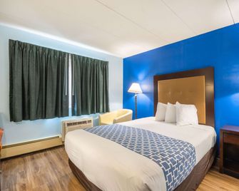 Econo Lodge Inn & Suites Windsor Locks Bradley Airport - Windsor Locks - Bedroom