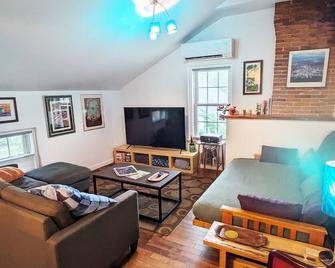 Downtown, renovated 1 bedroom+ - Burlington - Living room