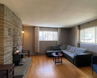 Beautiful 2-bedroom house in peaceful Johnson City perfect for relaxing getaway - Johnson City - Huiskamer
