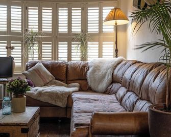 The Cook's Cottage - Whitstable - Living room