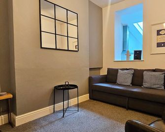 Railway Street by Switchback Stays - Cardiff - Living room