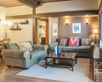 Charming 2-Bedroom Suite w/ Hot Tub, Patio & Ski Locker – Perfect for Families & Groups - Vernon - Olohuone