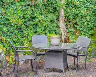 New! Cozy Boho Chic City Cottage - Victoria - Patio