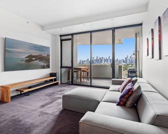 2-Bed, 500m From The Beach with Pool, Gym & Sauna - Melbourne - Living room