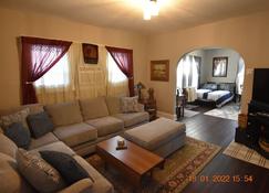 Bungalow in Bloom - French Lick - Living room