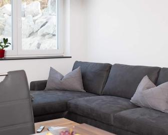 Apartment 'Bantlehof' with Mountain View, Private Terrace and Wi-Fi - Niedereschach - Sala de estar