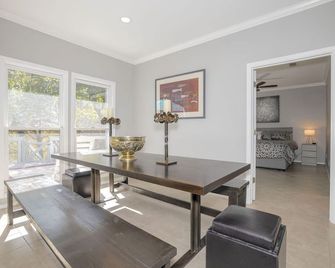 Edgewater Escape - Nb Guadalupe Riverfront + Pool + Hot Tub + in-Town Convenience! - New Braunfels - Dining room