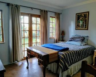 Tucked away in the tree tops - Hillcrest - Bedroom