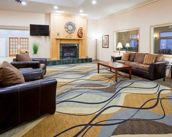Grandstay Hotel and Suites - Waseca - Living room