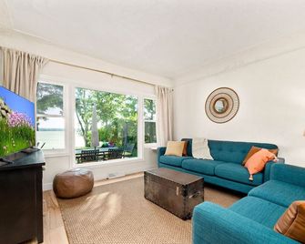 Crescent Cottage - 3 Bedroom 1.5 Bath with Firepit, Lake Toys, and Sunset Views - Big Lake - Living room