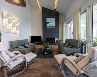 Villa with private pool and lagoon views - Мез - Лаунж