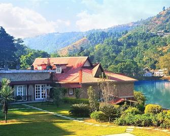 Neelesh Inn- A Luxury Lake View Hotel- 20 kms from Nainital - Bhimtal - Budova