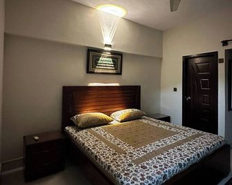 Apartment - Sleeps 2 - Parking - Wifi - Karachi