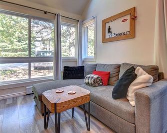 Cozy Lodge in the Mont Tremblant Ski Village - Mont-Tremblant - Living room
