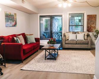 Cozy 3-Bed Athens Getaway, Right Near Uga! - Athens - Stue