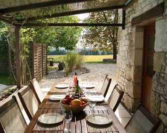 Family Holiday Home In Rural France With Large Pool And Far Reaching Views - Montaigu-de-Quercy - Patio