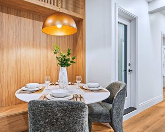 Casa Hotels Gerrard New Riverdale Basement Suite - Toronto - Comedor