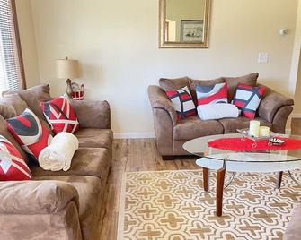 Entire house (3 Bedrooms)Fully Furnish Near the Ocean/Beach ( Salmon Fishing) - Kenai - Living room