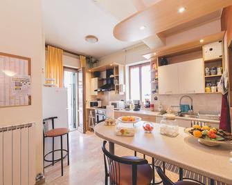 أورورا رومز - ليتشي - مطبخ