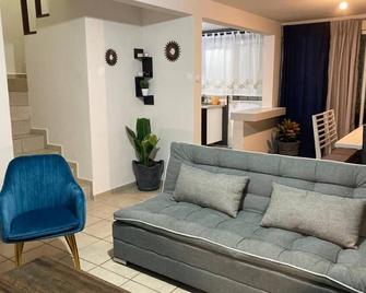 Linda casa acogedora a 12 min de Plaza Antea Facturamos - Alvarado - Sala de estar