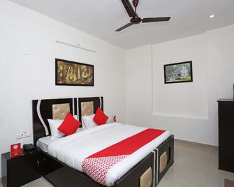 OYO 17443 Tirupati Residency - Merath - Schlafzimmer