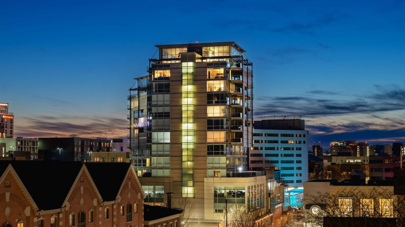 hotelVetro Iowa City, Tapestry Collection by Hilton