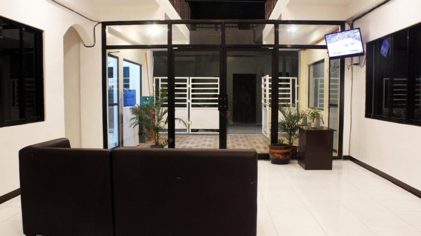 Luna Oslob Travellers Inn