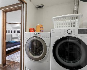 Vivian Park Retreat w/ Hot Tub Provo Canyon Getaway - Provo - Laundry facility