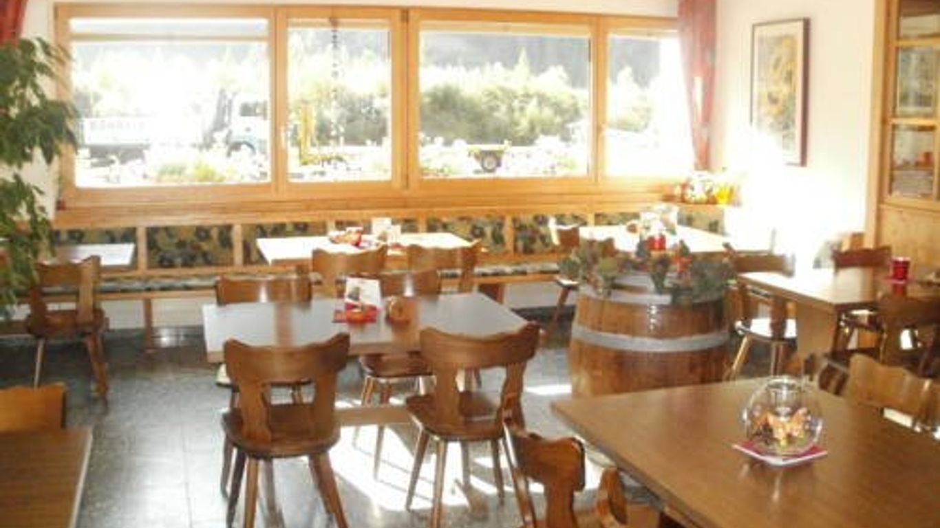 Restaurant & Hostel Hole in One