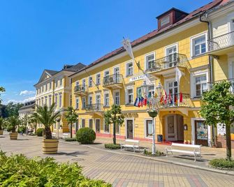 Aparthotel Tri Lilie - Františkovy Lázně - Building