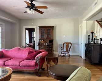 Hall House: A Century of Charm Come relax in a beautiful piece of Texas history - Hempstead - Sala de estar