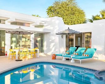 Designer 4-Bedroom Home with Pool - LuxeLife! - Palm Springs - Piscina