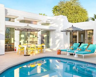 Designer 4-Bedroom Home with Pool - LuxeLife! - Palm Springs - Piscina