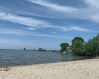 Waterfront cottage in Lagoon City resort at Lake Simcoe access to private beach - Brechin - Beach