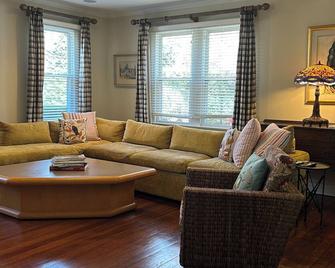 Spacious Family Compound in beautiful Westhampton with private Tennis Court - Westhampton - Obývací pokoj