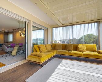 Venice New Luxury Penthouse - free parking and roof terrace - Венеція - Вітальня