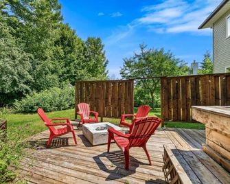 Spacious Family Home in Chelsea | 3 Bedrooms | 5 Minutes from Nordik Spa - Chelsea - Patio
