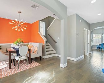 Spacious 4-bedroom with pool great for families, groups and longer stays. - Pearland - Dining room