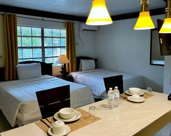 The Colony Club Inn & Suites - Nassau - Schlafzimmer