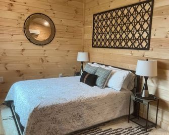 Dreamy Lakeside Treehouse Hideaway/Cabin for Couples - Newport - Bedroom