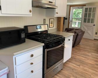 Green River Cottage - Brattleboro - Kitchen