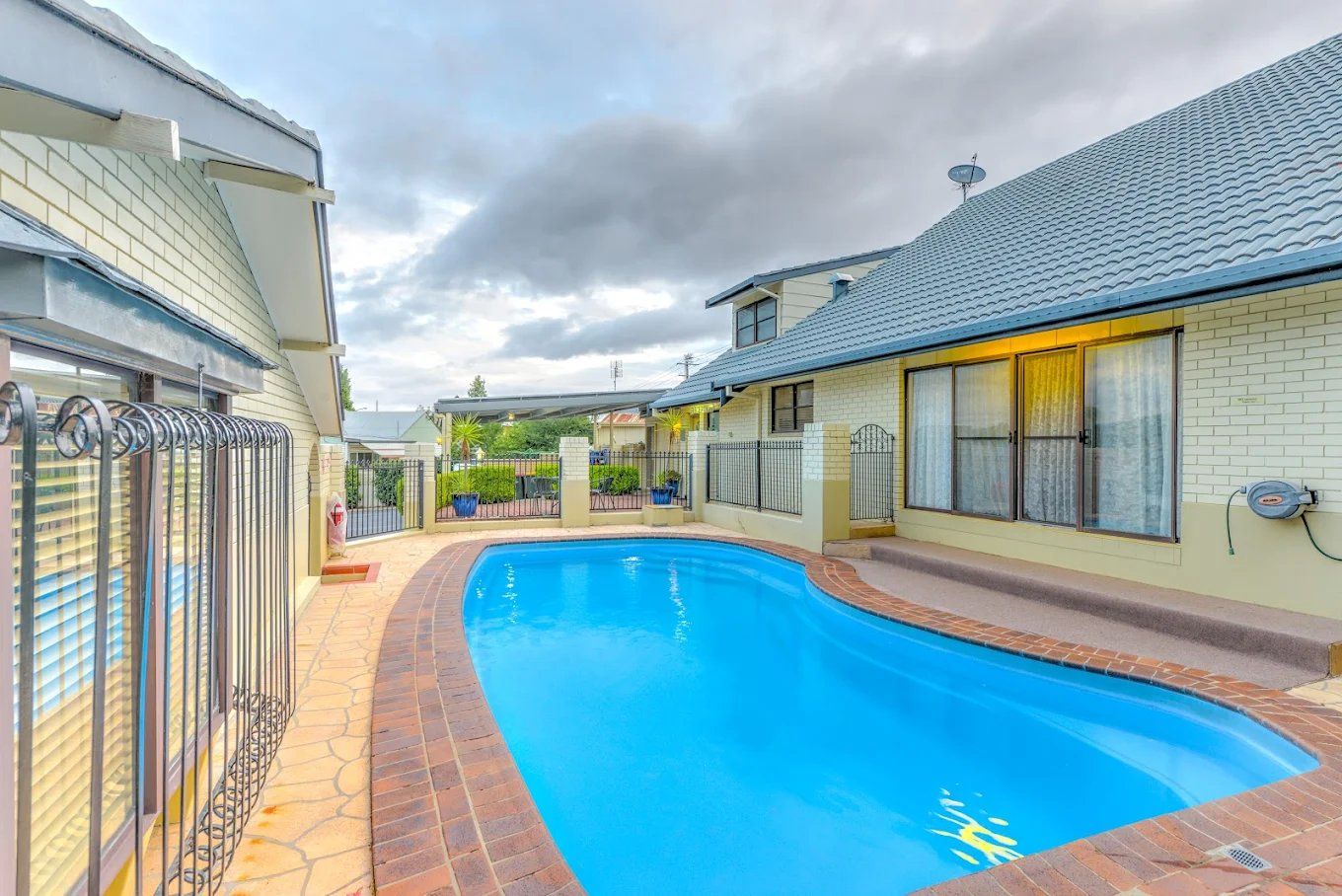 موتل جراند تاموورث - تامورث - حوض السباحة