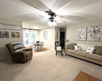 Charming Honey Bee Cottage 3BR 2 Bath home with WiFi and AC in lovely Tallassee - Tallassee - Living room