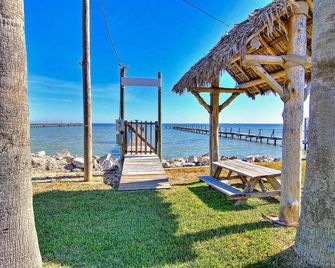 Joys Beach Cottage- Waterfront Cottage! 200 ft pier! Amazing water views - Rockport - Beach