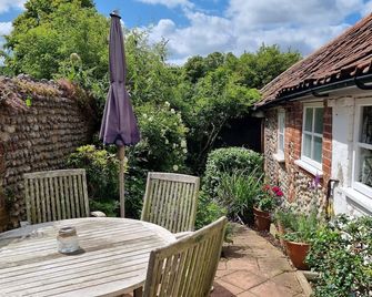 A self catering cottage that sleeps 4 guests in 2 bedrooms - Wells-next-the-Sea - Patio