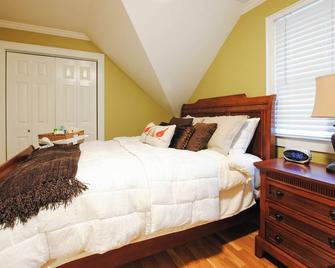 A historical hideaway - Cleveland - Bedroom