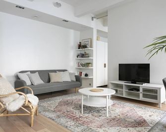 2ndhomes Loft Apartment with Spa & Balcony by the White Church - Helsinki - Sala de estar